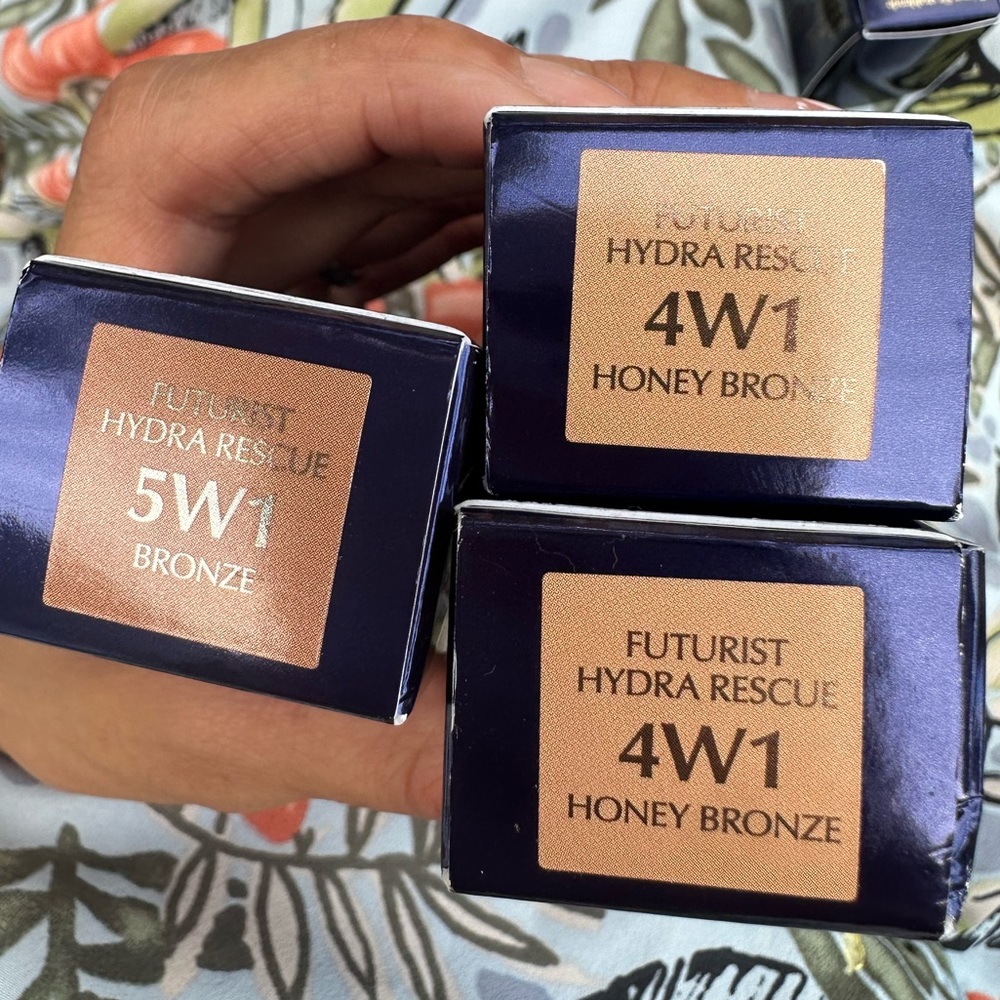 Estée Lauder Futurist Hydra Rescue Moisturizing Foundation pick shade SPF45 NEW - Picture 2 of 2
